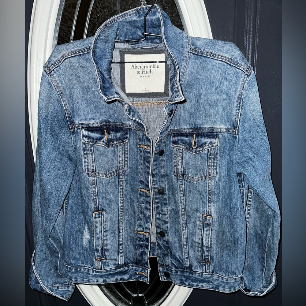 Women’s Abercrombie & Fitch denim jacket. Like new! Size Medium.